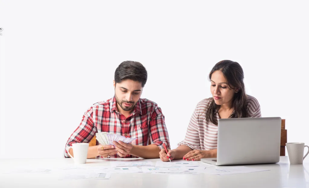 Familia gestionando su presupuesto para lograr ahorro en familia. 