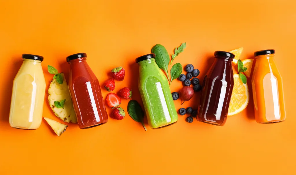 Snacks saludables para el verano con frutas frescas, yogurt y opciones crocantes.