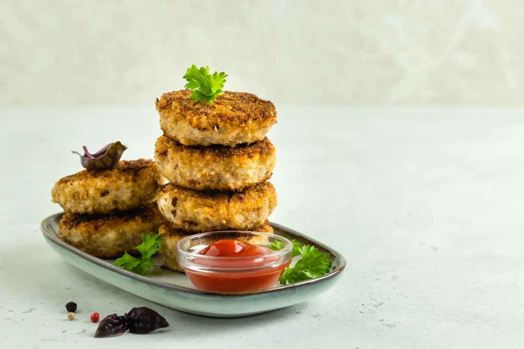 Croquetas de atún crispy doradas y crujientes, servidas en un plato con salsa, preparadas con la Base para Apanar YASTÁ.