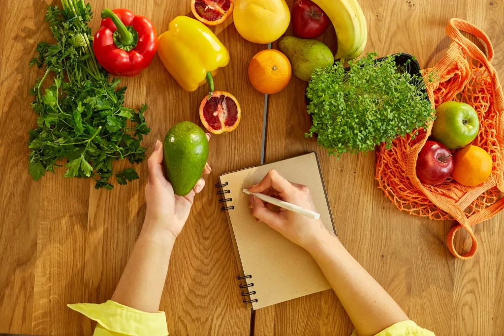 Planificación de menú semanal con ingredientes saludables y económicos.