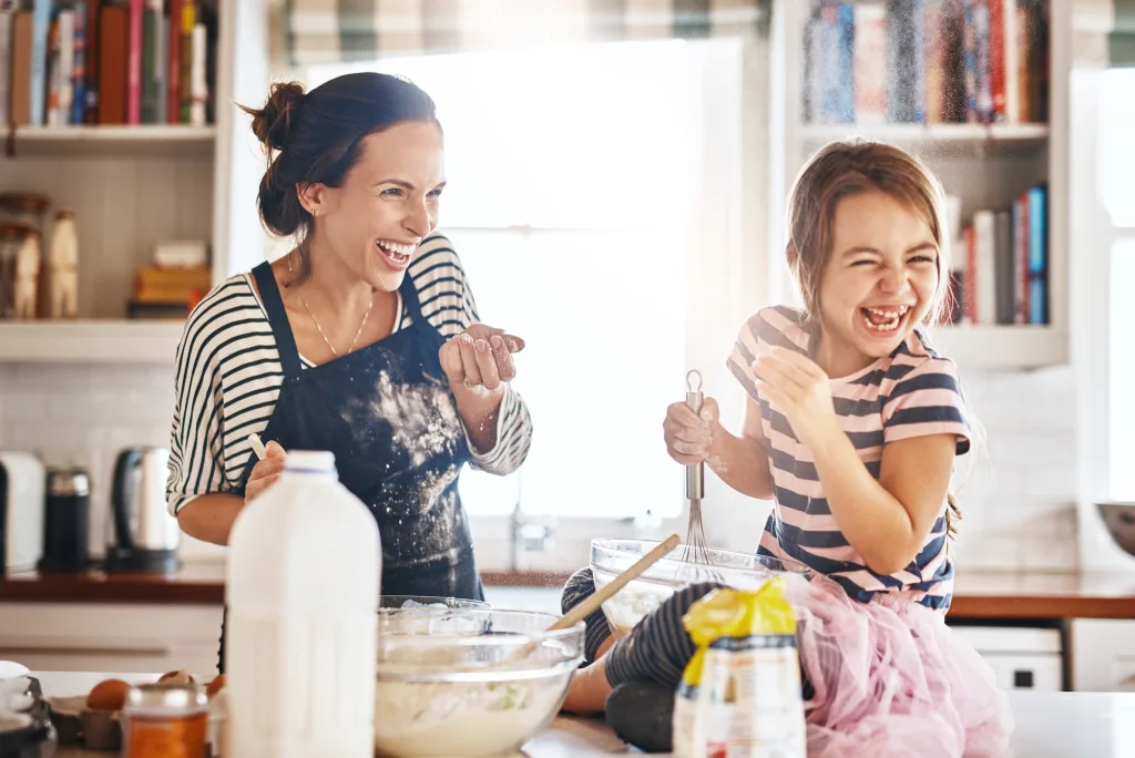 Persona preparando un postre fácil con solo 5 ingredientes en la cocina, ideal para quienes buscan algo rápido y delicioso.