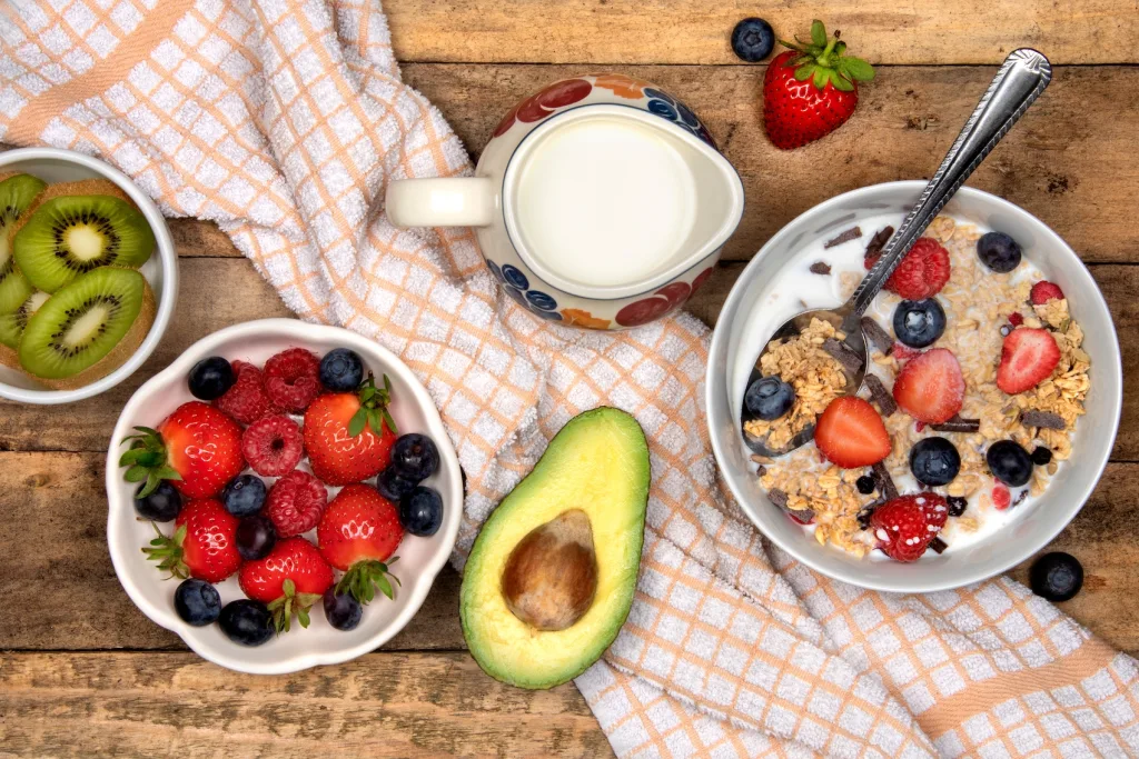Desayunos nutritivos con avena, frutas, pan integral y batido saludable.