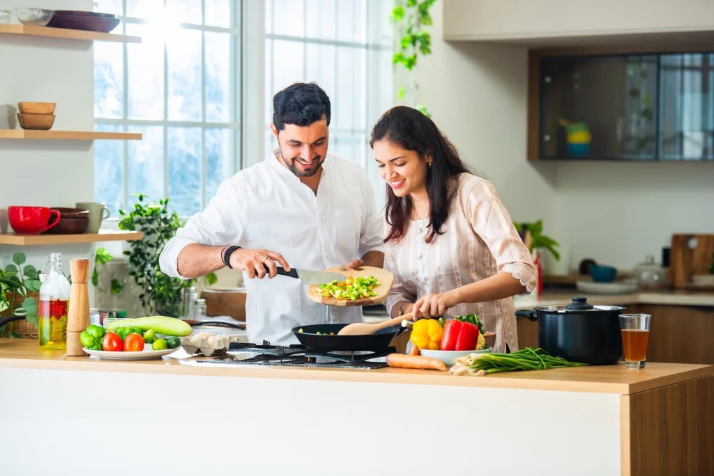 Persona cocinando en la cocina, preparando una cena rápida y económica como opciones deliciosas para cualquier noche.