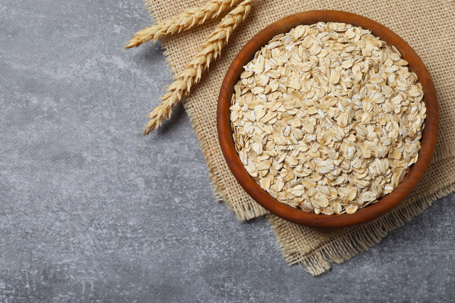  Con mi avena AVENLY puedes armar desayunos y snacks rápidos, buenazos, súper saludables para toda la familia, y lo mejor de todo, sin complicarte. Así que, aquí te comparto mis 3 recetas favoritas, estoy segura que te van a encantar.